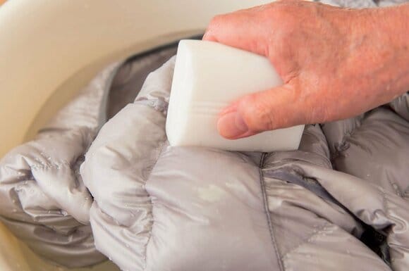 汚れが気になるところに固形石けんをこすりつける