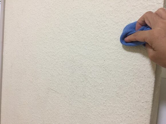 壁の手アカは簡単に取れる