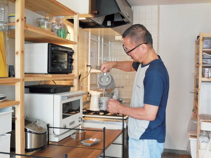 コーヒーいれる男性