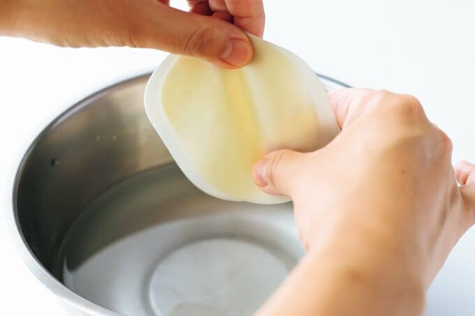 ぎょうざの皮を濡らす様子