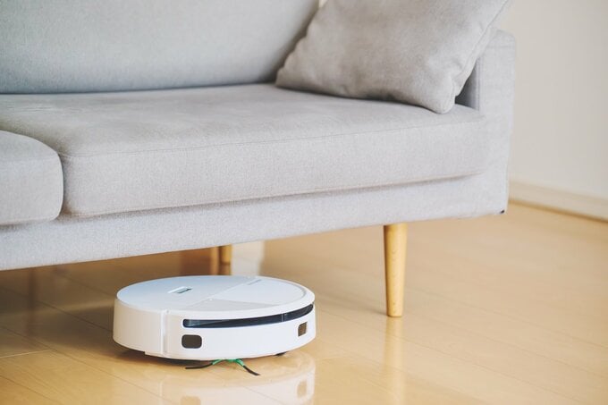 ソファの下を掃除するルンバ