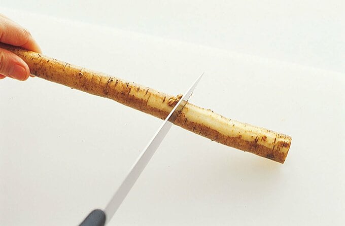 ゴボウの皮をこそげる