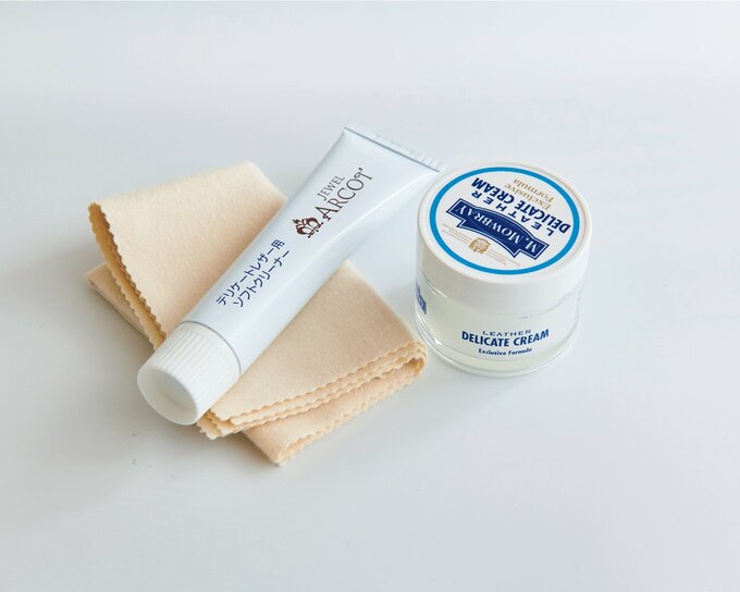 革専用のクリーナーと保湿クリーム、ケア用の布