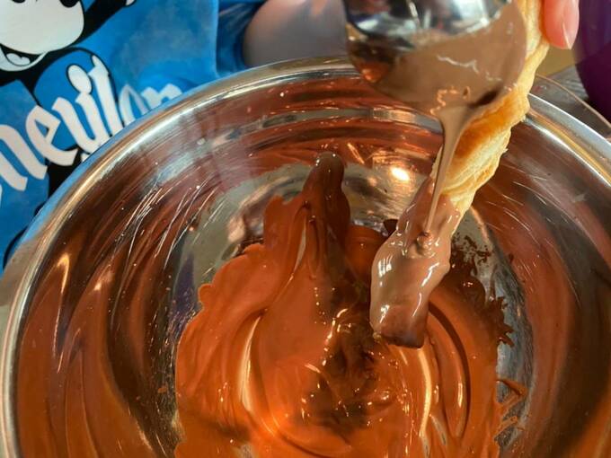 溶かしたチョコをつける