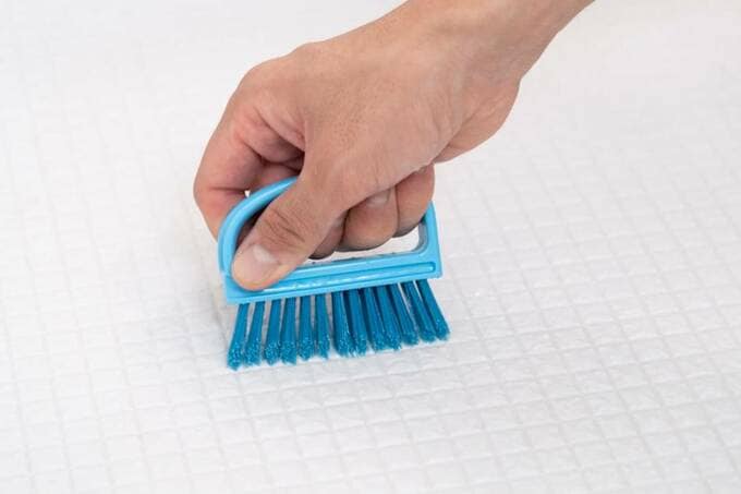 青バスブラシでこする