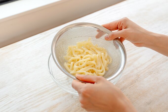 うどんの水気を切る