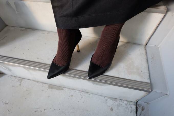 ダークブラウンのウール混リブニットタイツの例