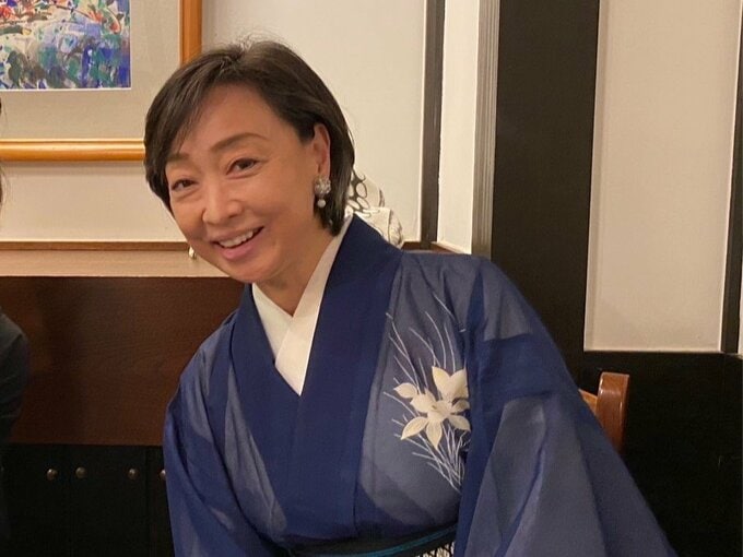 浴衣を着る川上麻衣子さん