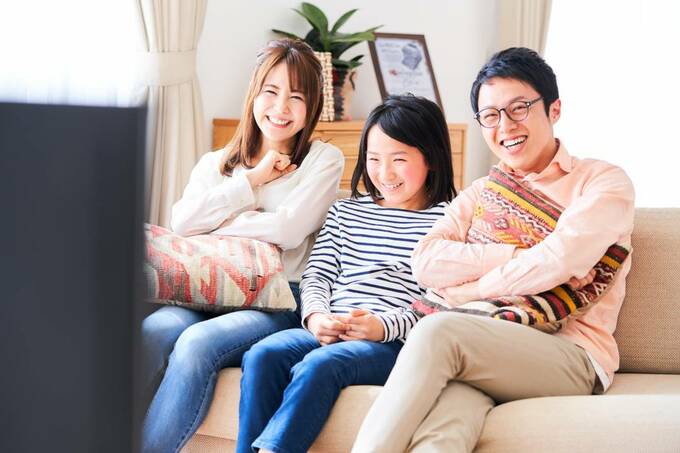 ソファに座る家族