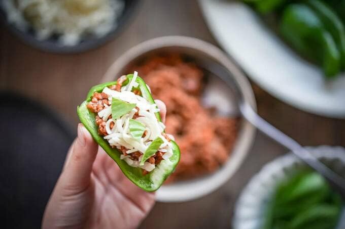 ピザ風生ピーマンの肉づめ