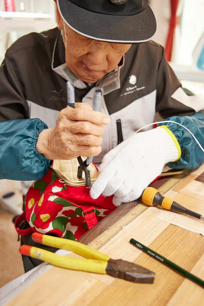 がま口バッグをつくるおじいさん