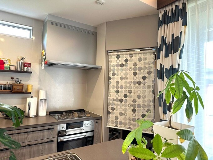 パントリーにロールスクリーンを設置