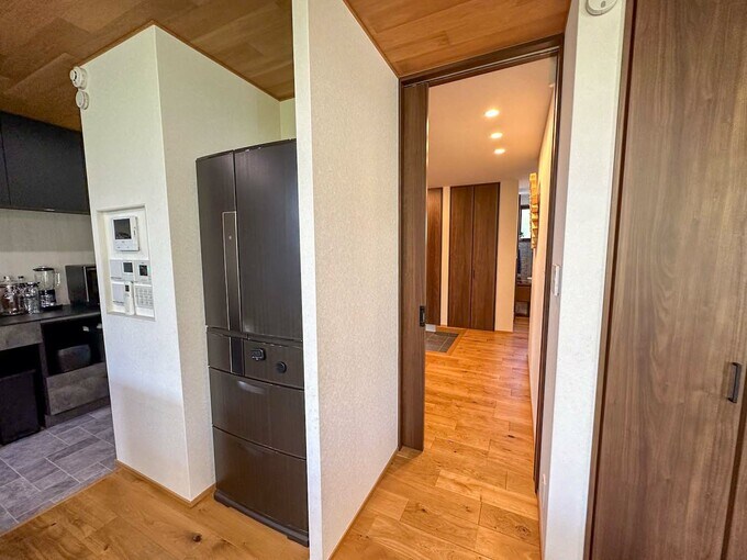 ダイニング側から玄関を見る