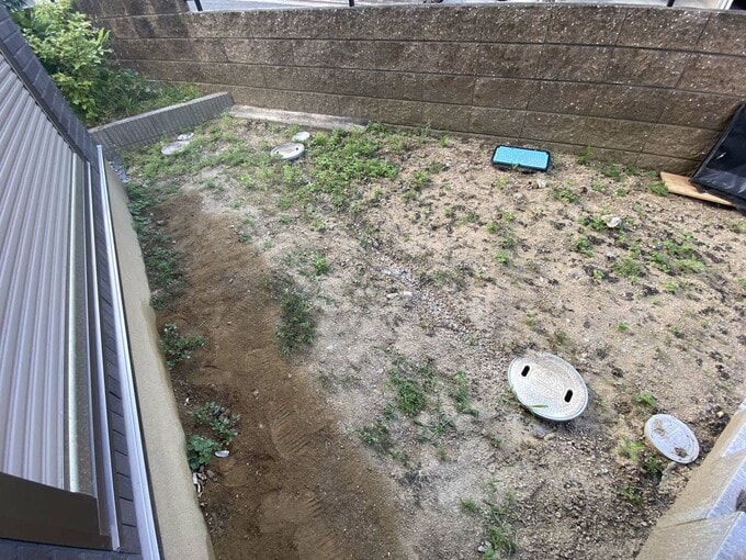 未工事のままの庭