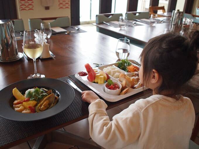 ホテルのレストランで海を見ながらランチ
