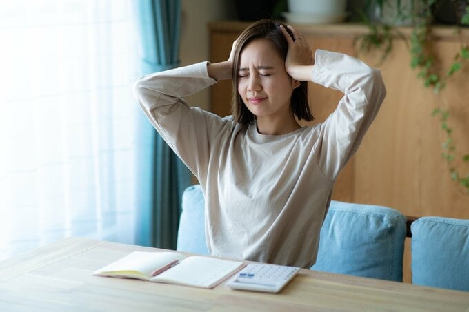 頭を抱える女性