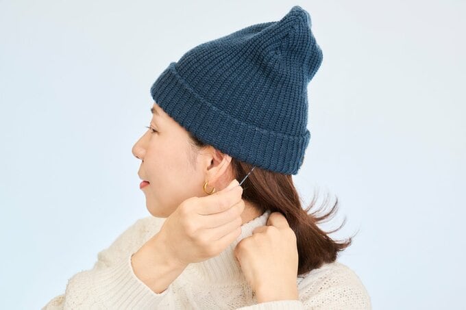 ピンをさす女性