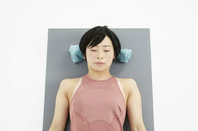 頭の後ろにローラー