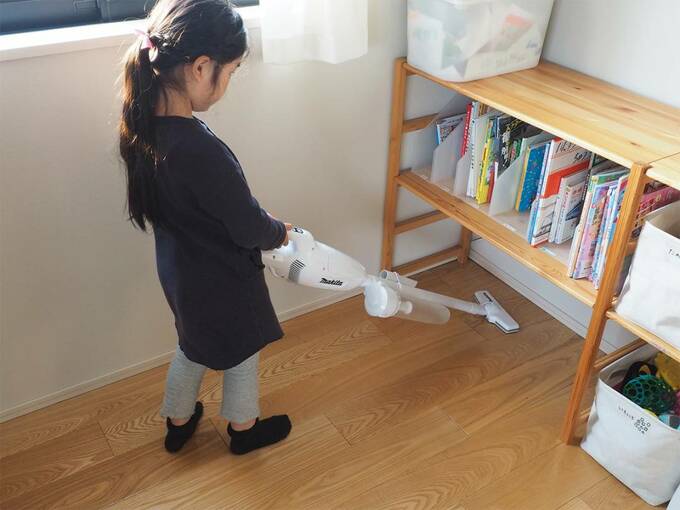 掃除機をかける子ども