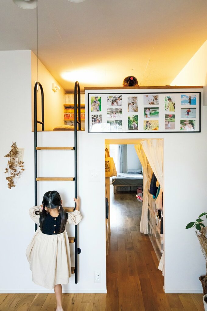 ロフトのハシゴを上る子ども