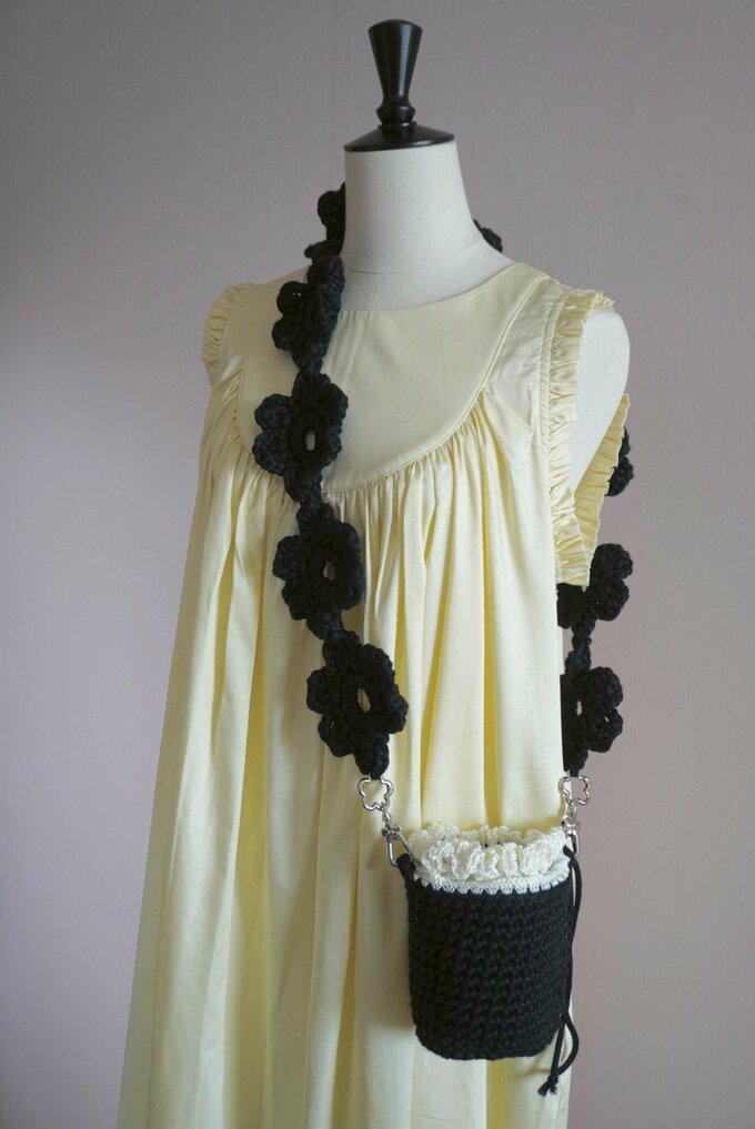 お花のストラップバッグ（写真は本人提供）