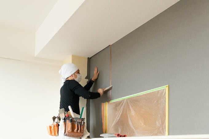 クロスを貼る職人