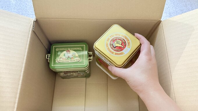 保留ボックスにものを入れる様子