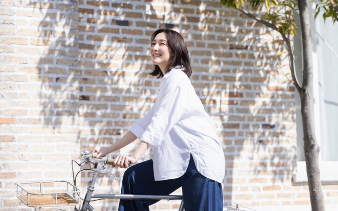 自転車に乗るミドル女性