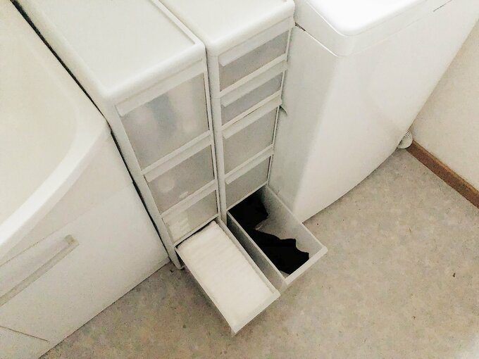 バスタオル、下着、靴下類は洗濯機脇のケースに収納