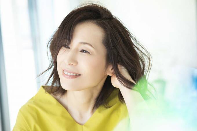 髪をかき上げる女性