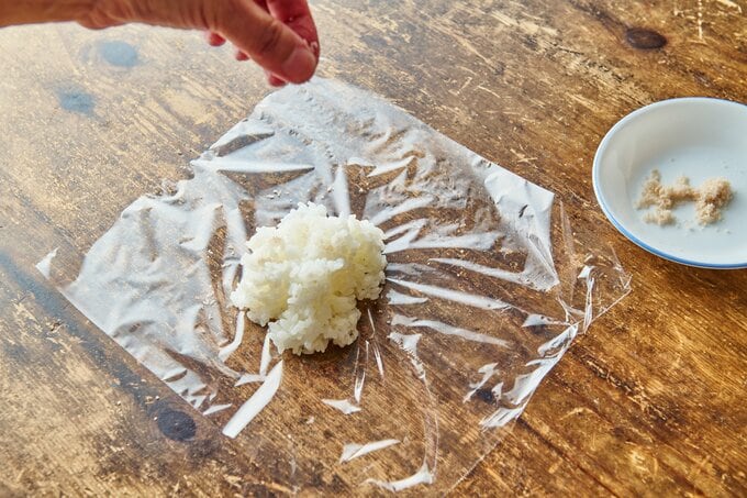 ご飯に塩をふる