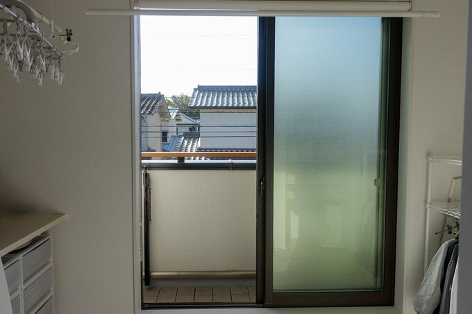 ランドリールームからベランダを見た様子