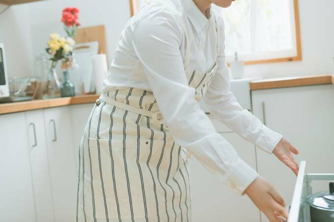 女性と引き出し