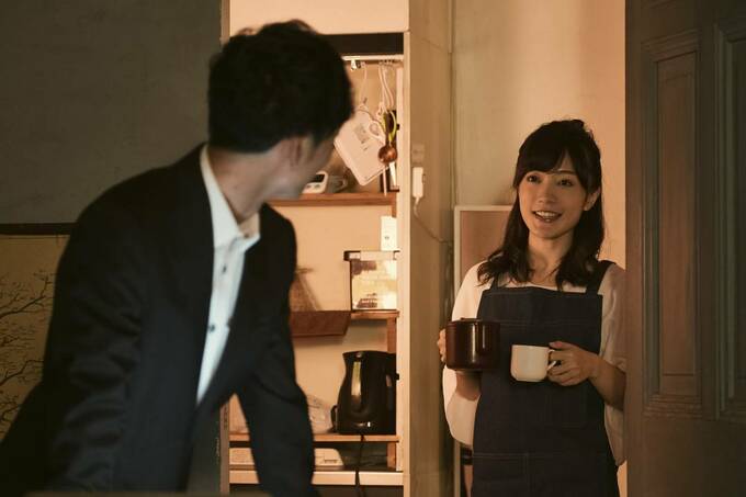 コップを持つ女性とみる男性