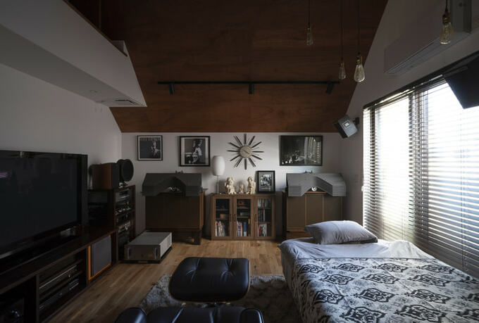 超弩級のオーディオセットが置かれた寝室