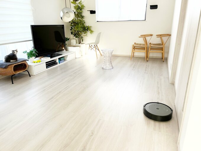 リビングの写真　右壁側にお掃除ロボットがある