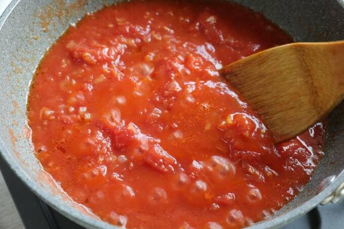 フライパンにトマト缶