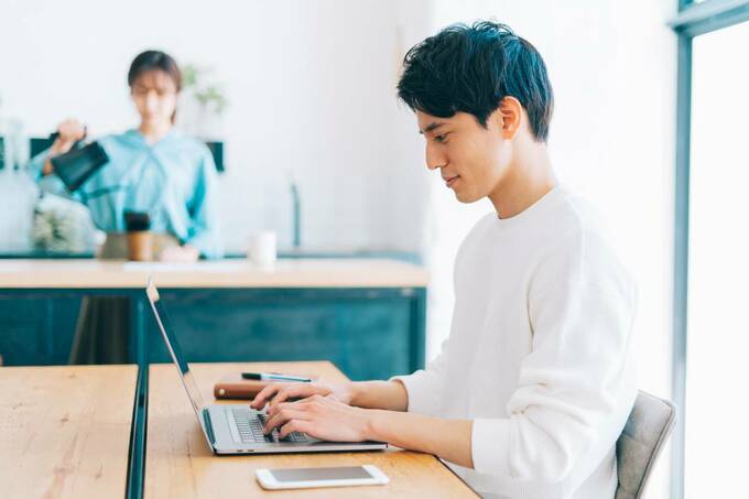 パソコンの前に男性