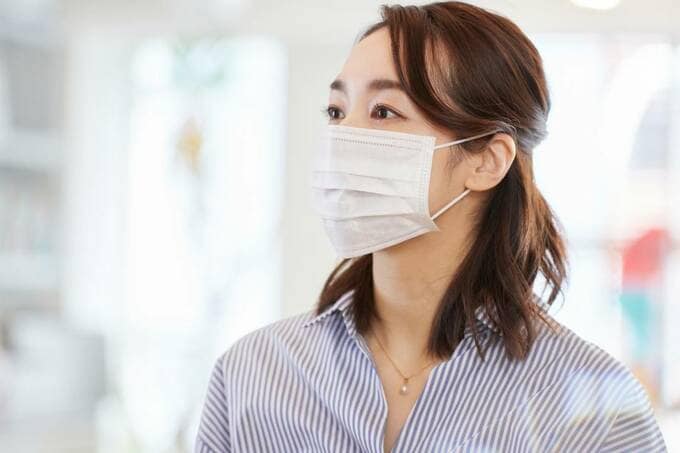 マスクをつけた女性