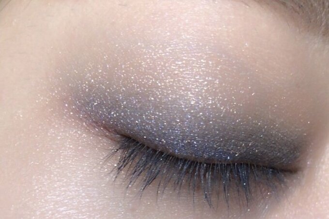 ネイビーブロンズ系の「BL-4」でメイクしたまぶた