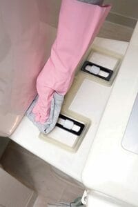 ネジ部分をウエスでふく