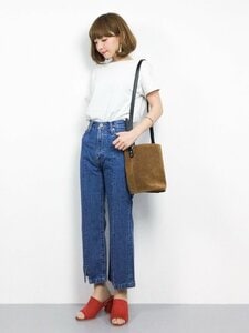 白Tシャツ×デニムの足元に