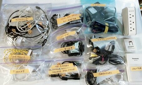 コードやレシートの収納。結局100円の「袋」が最適だった