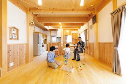 大きな大黒柱と良材に囲まれ、森林浴しているような暮らしが楽しめる家