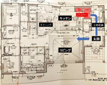 地震を考慮、キッチンパントリー内に造作の食器棚を。土間とつなげて使いやすく