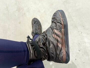 550円でお気に入りの靴を「雨」から守る。持ち運べて便利だけど、気になるのは…