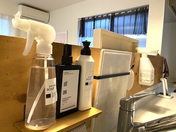 カウンターに板を取りつけ、狭い対面キッチンを使いやすくDIY