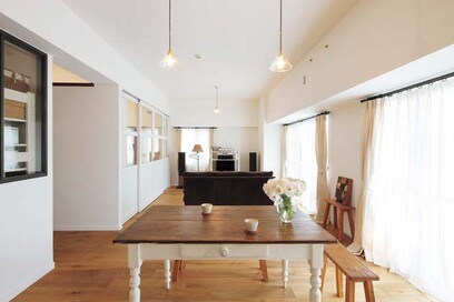 【団地リノベ事例】タイル貼りのキッチンは、まるでベーカリー！夫婦の個室も居心地よさそう