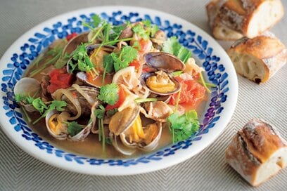 豚肉とアサリのポルトガル風煮込み。パンをスープにひたして至福