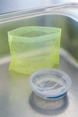 梅雨どきキッチンのカビ対策。三角コーナーの代わりに水きり袋